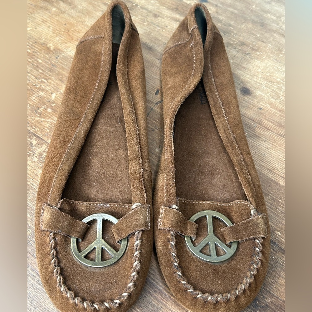Boho Minnetonka peace be with you moccasin metal emblem women’s size 11 - Picture 2 of 5
